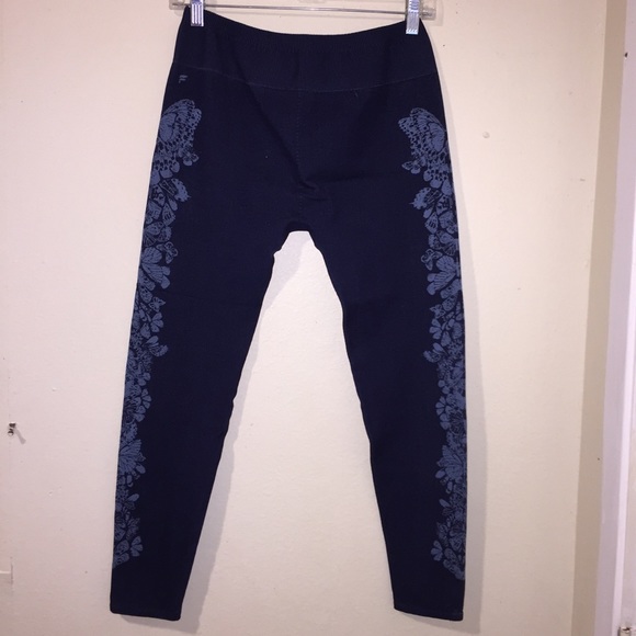 FABLETICS, butterflies 🦋,blue Capri-leggings LG - Picture 2 of 15